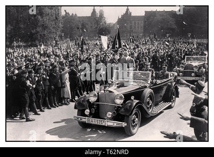 Adolf Hitler en Mercedes voiture ouverte reconnaît la foule extatique de Nuremberg donnant le salut nazi Heil Hitler dans son 1939 Mercedes-Benz 770K Torpédo brut motorcar dont il utilisé pendant les défilés nazis Banque D'Images