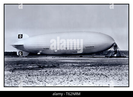 La propagande nazie de 1930 image de LZ-129 Hindenburg avec queue Swastika ailettes, le fameux Zeppelin, à Lakehurst Naval Air Station Nord USA 1936. Banque D'Images