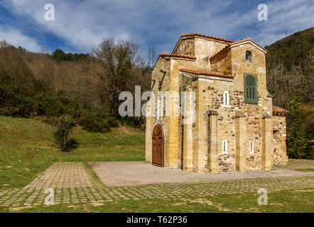 Vue sur San Miguel de Lillos'église dans les Asturies (Espagne) Banque D'Images