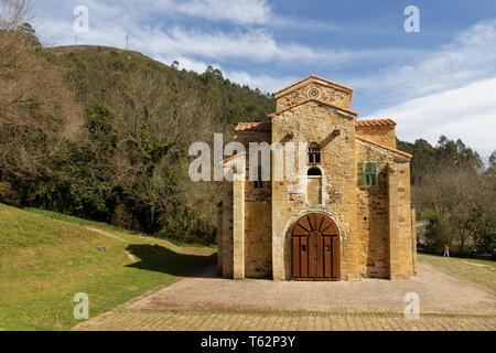 Vue sur San Miguel de Lillos'église dans les Asturies (Espagne) Banque D'Images