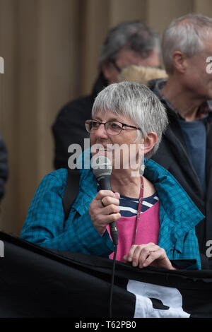 Julie Ward, eurodéputé vu parler pendant le rallye sur place Bexley à Salford. La campagne a été lancée pour arrêter Tommy Robinson d'être élu pour représenter le Nord Ouest dans le Parlement européen. Banque D'Images