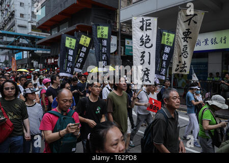 Vu les manifestants défilant dans les rues au cours de la protestation. Environ 130 000 manifestants ont défilé à Hong Kong : l'artère principale pour protester contre de nouvelles Loi sur l'extradition amendements proposés à Hong Kong. Les modifications permettraient au gouvernement de Hong Kong à la Chine et fugitifs de transfert d'autres pays avec lequel Hong Kong n'a pas d'accords d'extradition précédente. La proposition a rencontré une opposition exceptionnellement large, et fait face à une résistance importante dans le quartier d'assemblée législative. Banque D'Images