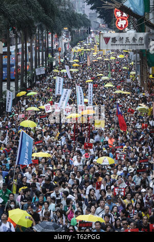 Vu les manifestants défilant vers le bas de la route principale de Hong Kong pendant la manifestation. Environ 130 000 manifestants ont défilé à Hong Kong : l'artère principale pour protester contre de nouvelles Loi sur l'extradition amendements proposés à Hong Kong. Les modifications permettraient au gouvernement de Hong Kong à la Chine et fugitifs de transfert d'autres pays avec lequel Hong Kong n'a pas d'accords d'extradition précédente. La proposition a rencontré une opposition exceptionnellement large, et fait face à une résistance importante dans le quartier d'assemblée législative. Banque D'Images