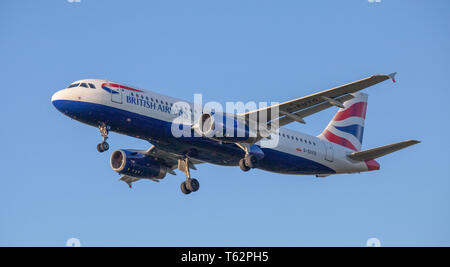 British Airways Airbus A320 G-EUYG en approche finale à l'aéroport de Londres Heathrow LHR Banque D'Images