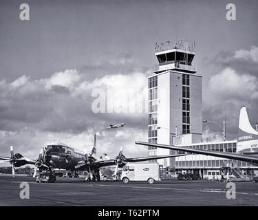 1960 TOUR DE CONTRÔLE DU TRAFIC AÉRIEN AVEC DES AVIONS ET DES CAMIONS EN PREMIER PLAN NEW ORLEANS LA USA - UN1433 HAR001 HARS Old Fashioned Banque D'Images