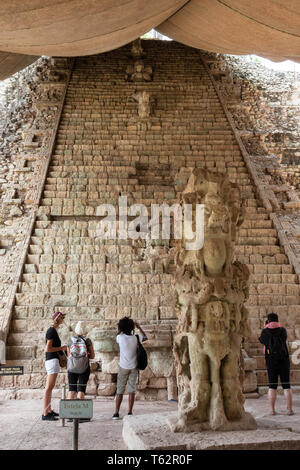 Copan Honduras les touristes à l'escalier hiéroglyphique, avec Stela M à la base, les ruines mayas de Copan Copan Ruinas, au Honduras, Amérique Centrale Banque D'Images