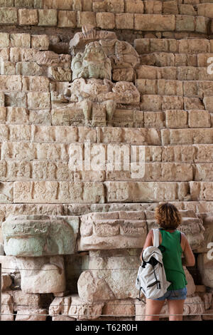 Honduras - Voyage les touristes à la recherche de l'escalier hiéroglyphique, d'anciennes ruines maya de Copan, UNESCO World Heritage site, Copan Honduras Amérique Centrale Banque D'Images