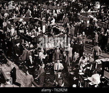 1950 TRADERS SUR LE PLANCHER DU NEW YORK STOCK EXCHANGE NEW YORK USA - asp  1421 ag ASP001 OCCASION HARS PROFESSIONS NYC INVESTISSEMENTS STOCKS TRADING COURTIERS NÉGOCIANT EN VALEURS MOBILIÈRES DE NEW YORK VILLES LES HOMMES SEULEMENT NYSE NEW YORK CITY PAS DE FEMMES TOUS LES HOMMES EN NOIR ET BLANC DE WALL STREET à l'ANCIENNE Origine ethnique Caucasienne TRADERS BOURSE Banque D'Images