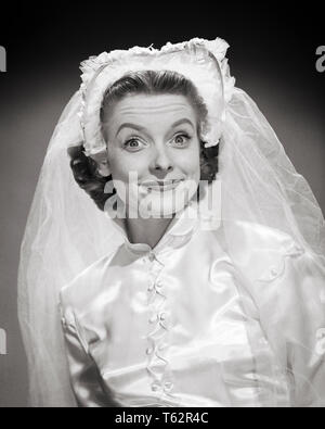 1950 PORTRAIT DE mariée avec un drôle de sourire l'EXPRESSION DU VISAGE SOURCILS LEVER-de grands yeux LOOKING AT CAMERA - b10412 DEB001 VOILE HARS EXPRESSIONS CONFIANCE B&W suite nuptiale EYE CONTACT SUCCÈS BONHEUR HUMOUR JOYEUX LUMINEUX BRIDES AVENTURE Choix FORCE COMIQUE EXCITATION FIERTÉ DE PRÉVISION SOURCILS sourire extatique COMÉDIE CONCEPTUELLE ÉLÉGANTE MONTÉE JOYEUSE DEB001 à l'avant les yeux écarquillés des planches d'EXPRESSION DU VISAGE WOMAN PORTRAIT NOIR ET BLANC à l'ANCIENNE exubérante de l'ORIGINE ETHNIQUE Banque D'Images