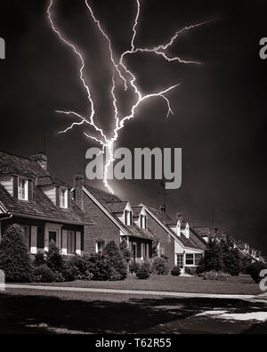 Orage au quartier résidentiel - b10857 HAR001 HARS STORMING THUNDER Banque D'Images