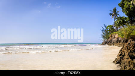 Diani Beach incroyable paysage marin avec du sable blanc et turquoise de l'Océan Indien, le Kenya Banque D'Images