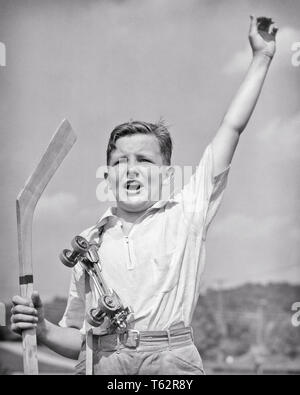 1930 EXCITED BOY FORME soulevée bras tenant le bâton de hockey et paire de patins en métal par dessus son épaule - b1218 HAR001 HARS 1 REMISE EN FORME DE MESSAGE D'ENTHOUSIASME JUVÉNILE SAIN COMMUNICATION STYLE FACIAL SOULEVÉ crier de joie de l'ATHLÈTE DE LA VIE L'ESPACE DE VIE ACCUEIL COPIE MI-LONGUEUR FORME PHYSIQUE ATHLÉTIQUE MÂLES EXPRESSIONS APPELANT CONFIANCE B&W EYE CONTACT ACTIVITÉ BONHEUR AVENTURE PHYSIQUE SA FORCE ET SOUPLESSE ENTHOUSIASTE DES LOISIRS JEUNES MUSCLES Patins Patins de hockey de rue NOIR ET BLANC DE L'ORIGINE ETHNIQUE CAUCASIENNE HAR001 PATINS MÉTAL Old Fashioned Banque D'Images