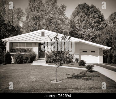 1960 LA MI-SIÈCLE DE BANLIEUE MODERNE RANCH HOUSE GARAGE EXTÉRIEUR ALLÉE PELOUSE AVEC ARBRE - b12198 HAR001 HARS Old Fashioned Banque D'Images