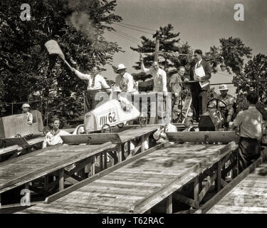 1930 1940 GROUPE DE PÈRES ET FILS À LA COURSE DE BOÎTES À SAVON - LIGNE DE DÉPART DU CONCOURS b14493 HAR001 HARS ANCIENNE MODE AUTO 1 SÉCURITÉ DES VÉHICULES DE LA CONCURRENCE D'ÉQUIPE JUVÉNILE FILS LA JOIE DE VIE À PARTIR DE LA VITESSE DE LA VIE DE UNITED STATES COPIE ESPACE AMITIÉ PERSONNES PLEINE LONGUEUR D'INSPIRATION UNITED STATES OF AMERICA Les mâles s'occupent de l'AUTOMOBILE DE DIVERTISSEMENT TRANSPORT CONFIANCE RISQUE D'ÂGE MOYEN DES PÈRES B&W HOMME D'ÂGE MOYEN DES RÊVES DE BONHEUR DE RÉUSSITE STRATÉGIE DERBY AVENTURE COURAGE ET AUTOS CONTEST PAPAS EXCITATION FAIBLE CONNAISSANCE DES LOISIRS DE L'ANGLE À LA FIERTÉ DE GRAVITÉ SAVON CONCEPTUEL FORT AUTOMOBILES Banque D'Images