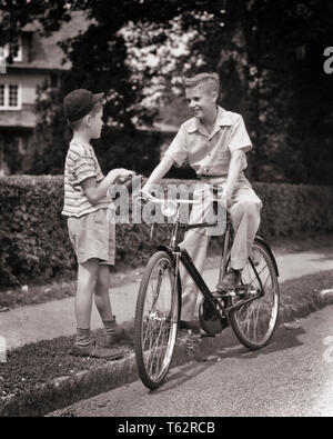 1940 deux garçons plus âgés à aborder lors des réunions UN PRÉADOLESCENT ASSIS SUR LE STYLE ANGLAIS LOCATION D'autres jeunes HOLDING BASEBALL ET MITT - b18102 HAR001 HARS CYCLISTE ACCUEIL ESPACE COPIE DE LA VIE L'AMITIÉ DES HOMMES DE CONDITION PHYSIQUE DE TRANSPORT DES Vélos enfants vélos B&W MITT LOISIRS DE NÉGOCIATION ET DE CHOIX DE LOISIRS SUR LE LEADERSHIP D'ENFANT PRÉADOLESCENT DÉCIDER CONCEPTUEL JUVÉNILES ÉLÉGANT PRÉ-ADO PRÉ-ADO GARÇON ENSEMBLE DÉTENTE NOIR ET BLANC PLUS JEUNES L'ORIGINE ETHNIQUE CAUCASIENNE CHOISIR HAR001 old fashioned Banque D'Images