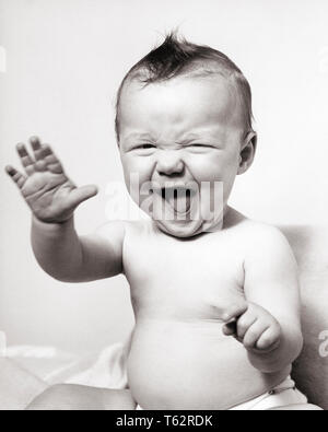 1940 MAN LAUGHING BABY HAND soulevées en plissant les yeux à la caméra à HAR19208 - b001 B&W EXPRESSIONS HARS, CONTACT AVEC LES YEUX LE BONHEUR D'EXCITATION JOYEUSE LOUCHER HEUREUX SOURIRES JOYEUX CONCEPTUEL ANIMÉ DE GESTES MINEURS SURMONTER NOIR ET BLANC bébé fille l'origine ethnique caucasienne HAR001 old fashioned Banque D'Images
