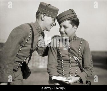 Années 1920 Années 1930 Deux chasseurs de l'hôtel souriant EN UNIFORME LE PARTAGE D'UN SECRET - b3645 HAR001 HARS D'ÉQUIPE DES JEUNES ADULTES HEUREUX JOIE INFORMATION EMPLOI VIE GOSSIP COPIE ESPACE AMITIÉ PERSONNES DEMI-LONGUEUR HOMMES TEENAGE BOY COMMÉRER B&W le bonheur de l'occupation de l'emploi CONNAISSANCES JOYEUX SOURIRES JOYEUX MESSENGER CONNEXION MÉTIERS ADOLESCENTS GROOM élégant de la COOPÉRATION DES EMPLOYÉS MINEURS PRÉ-ADO PRE-TEEN BOY SECRETS UNITÉ YOUNG ADULT MAN NOIR ET BLANC DE L'ORIGINE ETHNIQUE CAUCASIENNE HAR001 ANCIENNE ouvrière Banque D'Images