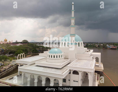 Vue aérienne (drone) de la mosquée indienne Masjid Terapung, la mosquée flottante de la rivière Sarawak à Kuching, dôme bleu traditionnel, spire Banque D'Images