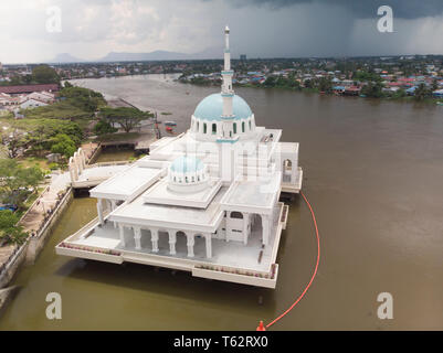 Vue aérienne (drone) de la mosquée indienne Masjid Terapung, la mosquée flottante de la rivière Sarawak à Kuching, dôme bleu traditionnel, spire Banque D'Images