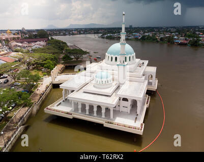 Vue aérienne (drone) de la mosquée indienne Masjid Terapung, la mosquée flottante de la rivière Sarawak à Kuching, dôme bleu traditionnel, spire Banque D'Images