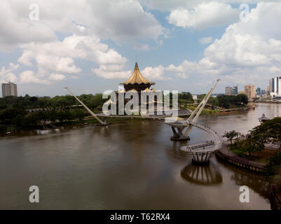 Drone photo de Darul Hana bridge et Dewan Undangan Negri, édifice de l'Assemblée de l'état de la rivière Sarawak Kuching, Malaisie, Banque D'Images