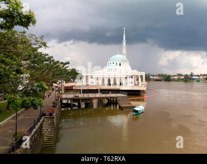 Vue aérienne (drone) de la Mosquée flottante Masjid Terapung sur la rivière Sarawak à Kuching, avec dôme bleu traditionnel, aire d'eau et barrage. Banque D'Images