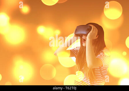 La femme avec des lunettes de réalité virtuelle. La future technologie concept. La technologie de l'imagerie moderne. Banque D'Images
