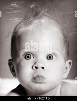 1960 GRANDE-eyed BUG-eyed FUNNY BABY FACE CLOSE-UP LOOKING AT CAMERA AVEC vos lèvres pincées, EXPRESSION ET STAND UP CHEVEUX STATIQUE - b8206 HAR001 EXPRESSIONS HARS ÉTONNÉ B&W CONTACT OCULAIRE TENTATION BIZARRE BUG-eyed humour bizarre DE LA TÊTE ET DES ÉPAULES ET L'EXCITATION DE LA DÉCOUVERTE NON CLASSIQUE COMIQUE LOUFOQUE CONCEPTUEL DE close-up comedy idiosyncrasique farfelus les yeux écarquillés de surprise surprise amusante juvéniles EXCENTRIQUE STATIQUE NOIR ET BLANC bébé fille l'origine ethnique caucasienne HAR ERRATIQUE001 old fashioned scandaleux vos lèvres pincées Banque D'Images