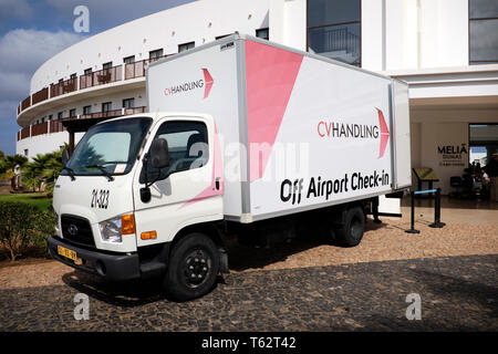 Transfert à l'Aéroport & Chariot de stockage en tenant des valises touristiques directement de l'hôtel à l'aéroport, l'hôtel Dunas Melia, l'île de Sal, Cap-Vert, Afrique Banque D'Images