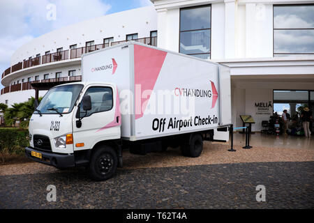 Transfert à l'Aéroport & Chariot de stockage en tenant des valises touristiques directement de l'hôtel à l'aéroport, l'hôtel Dunas Melia, l'île de Sal, Cap-Vert, Afrique Banque D'Images