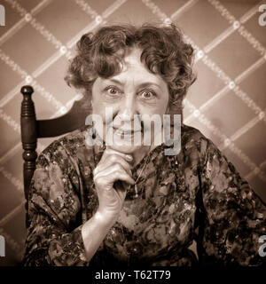 1930 1940 PERSONNES ÂGÉES ENTHOUSIASTES WOMAN SMILING AT CAMERA AVEC YEUX maniaques et expression faciale - c3208 HAR001 HARS COPIE Espace demi-longueur MESDAMES LES PERSONNES D'ÂGE MOYEN DES EXPRESSIONS B&W CONTACT D'OEIL D'HUMOUR BIZARRE BONHEUR ÉTRANGE FEMME D'ÂGE MOYEN ET L'EXCITATION ANTIQUES JOYEUX OLDSTERS COMIQUE LOUFOQUE SOURIRES ENTHOUSIASTES ANCIENS comédie loufoque joyeuse de grands yeux avides de coopération AMUSANT IDIOSYNCRASIQUES MANIC INTENSE excentrique de grands yeux NOIR ET BLANC DE L'ORIGINE ETHNIQUE CAUCASIENNE IRRÉGULIÈRE CRAZY OLD FASHIONED SCANDALEUX HAR001 Banque D'Images