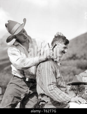 1920 WESTERN DUDE RANCH TRAIL RIDE COWBOY L'UN DES GUIDES D'AUTRES CHEVEUX DE FRAISAGE AVEC RASOIR DROIT BAKER LAKE, ALBERTA, CANADA - c3451 HAR001 HARS, peur de la BANDE DESSINÉE D'ÉQUIPE DE SÉCURITÉ DU CANADA CARRIÈRE COIFFURE HEUREUX JOIE FRÈRES VIE RURALE EMPLOIS ESPACE COPIE COUPE de demi-longueur d'amitié les personnes qui s'occupent de l'Ouest RISQUE HOMMES FRÈRES ET SŒURS PROFESSION EXPRESSIONS CONFIANCE B&W DE COMPÉTENCES COMPÉTENCES PROFESSION TOILETTAGE HUMORISTIQUE JOYEUX COURAGE CARRIÈRES PROFESSIONS FIERTÉ COMIQUE COMÉDIE conceptuelle des sourires d'enfant de dude ranch élégant JOYEUX GUIDES BAKER LAKE ALBERTA CRÉATIVITÉ MID-ADULT MID-ADULT MAN TRAIL RIDE NOIR ET BLANC Banque D'Images