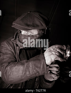 1940 MAN WEARING HAT CRIMINEL VESTE EN CUIR GANTS MASQUE regardant par-dessus son épaule à l'ouverture de coffre-fort à combinaison SAFECRACKER - c3582 HAR001 HARS VOLER B&W voleur à main armée de l'occupation au début de sa 20ème siècle CARRIÈRES PROFESSIONS essayant d'EXCITATION CAMBRIOLAGE COMBINAISON ÉCHAPPER THUG CRIME ILLÉGAL HEIST MID-ADULT MAN MI-NOIR ET BLANC DE L'ORIGINE ETHNIQUE CAUCASIENNE HAR001 LE VOL À L'ANCIENNE Banque D'Images