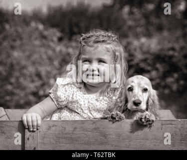 1930 PRETTY SMILING BLONDE JEUNE FILLE DE WAGON EN BOIS AVEC CHIOT COCKER LOOKING AT CAMERA - d175 HAR001 HARS, CONTACT AVEC LES YEUX LE BONHEUR Jolie tête et épaules MAMMIFÈRES CHIENS COCKER ANGLAIS EXCITATION DANS TOUTOU élégant conceptuel de grands yeux MEILLEUR AMI MAMMIFÈRE CANIN UNITÉ NOIR ET BLANC DE L'ORIGINE ETHNIQUE CAUCASIENNE HAR001 old fashioned Banque D'Images