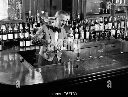 Années 1940 Années 1950 BARMAN BAR DERRIÈRE L'HOMME DE SERVIR UN VERRE DE MÉLANGE SHOT PORTANT UNIFORME veste courte Bow-tie CRÉÉ BOUTEILLES SUR BACKBAR - f3531 HARS NOSTALGIE RCH001 occupé à l'ANCIENNE TABLETTES 1 BOUTEILLES DE MÉLANGE DE STYLE DU VISAGE PORTER HEUREUX JOIE CARRIÈRE VIE SHOT GROWNUP EMPLOIS ESPACE COPIE PERSONNES demi-longueur des mâles EXPRESSIONS PROFESSION B&W OCCUPATION COMPÉTENCES COMPÉTENCES CHEERFUL HIGH ANGLE BOISSONS CARRIÈRES STYLES TRAVAIL FLUIDE UN EMPLOI BARMAN SOURIT PROFESSIONS ALCOOL JOYEUX BOISSONS ADULTES ÉLÉGANT BOW TIE EMPLOYÉ BARKEEP BOOZE FASHIONS MID-ADULT MID-ADULT MAN WHISKY Boisson alcoolisée BARTENDING Banque D'Images