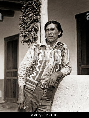 PORTRAIT 1930 Native American Indian homme portant un gilet tissé extérieur permanent ACCUEIL ADOBE PUEBLO SAN ILDEFONSO NOUVEAU MEXIQUE USA - i3042 HAR001 AMÉRIQUE DU NORD SÉCHÉ H.A.R.S. FORCE FIERTÉ NATIVE AMERICAN STYLE PUEBLO SAN ILDEFONSO PIMENTS ADOBE MID-ADULT MID-ADULT MAN NEW MEXIQUE WOVEN NOIR ET BLANC HAR001 NM INDIGÈNES sévère à l'ANCIENNE Banque D'Images