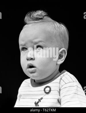 1940 cheveux bouclés BLOND BÉBÉ GARÇON AVEC L'EXPRESSION DU VISAGE INCERTAIN PORTANT haut de pyjama avec motif nautique - j2675 HAR001 HARS HÉSITANTS DE PYJAMA Bébé garçon MINEURS CONCEPTUEL MÉFIER NOIR ET BLANC DE L'ORIGINE ETHNIQUE CAUCASIENNE HAR001 incertain à l'ANCIENNE Banque D'Images