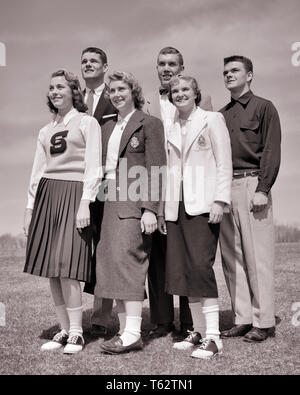 1950 portrait de groupe de standing SMILING high school adolescents GARÇONS ET FILLES - j7050 HAR001 STYLE HARS COPIE ESPACE SANTÉ FEMELLES pleine longueur HOMMES AMITIÉ ADOLESCENTE SIX TEENAGE BOY B&W OBJECTIFS JUPES costume et cravate RÊVES JOYEUX BONHEUR LEADERSHIP STYLES ANGLE FAIBLE DE L'ÉCOLE SECONDAIRE SMILES ECOLES OXFORD SELLE CONNEXION BLAZERS FRIENDLY ÉLÉGANT JOYEUSE BOBBY SOX MODES DE COOPÉRATION SOLIDARITÉ CROISSANCE JUVÉNILES CAMARADES BOBBY NOIR ET BLANC CAUCASIEN ETHNICITÉ SOCKS CAMARADES HAR001 old fashioned Banque D'Images