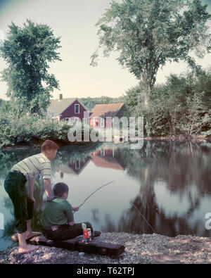 1950 VUE ARRIÈRE 2 garçons pêchant dans l'étang de ferme avec pieds nus - ka566 HAR001 HARS, passe-temps LOISIRS PASSÉ SŒUR FRIENDLY ANGLING PIEDS NUS JEUNES PRÉ-ADO PRÉ-ADO GARÇON CAUCASIEN ETHNICITÉ SEREINE UNITÉ BUDDIES HAR001 old fashioned Banque D'Images