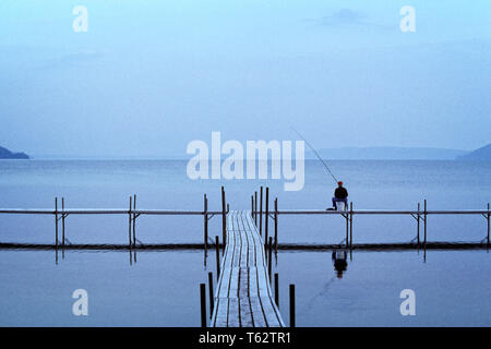 Années 1990 L'HOMME ASSIS SUR LA SILHOUETTE ANONYME DE PÊCHE PIER CRYSTAL LAKE FRANKFORT MICHIGAN USA - ka8022 BLE001 MÂLES HARS SÉRÉNITÉ SPIRITUALITÉ MICHIGAN TRISTESSE LIBERTÉ PIER DU TEMPS LIBRE D'ACTIVITÉ COMPÉTENCE GRAND ANGLE RÊVES BONHEUR LOISIRS PASSE-TEMPS VOYAGE ESCAPADE SILHOUETTE D'INTÉRÊT DE LA CONNAISSANCE PASSE-TEMPS PASSE-TEMPS LOISIRS VOYAGES USA PLAISIR EN VACANCES DE PÊCHE DE LOISIRS échapper à l'isolement CONCEPTUEL SOLITUDE ANONYME solitaire élégant lacs poissons adultes mi-homme mi-ADULTES VACANCES RELAXATION PLAISIR amateur à l'ANCIENNE DU MIDWEST MIDWEST MI Banque D'Images