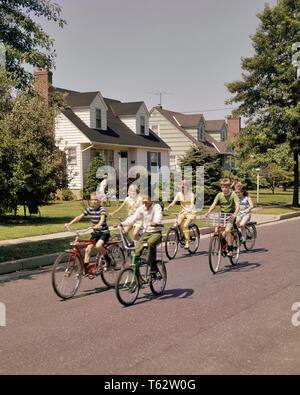 1970 ENFANTS GROUPE ÉQUITATION - DANS LES RUE DE BANLIEUE - kb7278 HAR001 Vélos HARS SUMMERTIME VOISINS PRETEEN BOY BONHEUR QUARTIER Africains-Américains AFRICAN-AMERICAN CONNECTION 7 COOPÉRATION influence les jeunes pré-adolescents pré-ADO GARÇON fille préadolescente unité ethnique Caucasienne HAR001 old fashioned américains africains Banque D'Images