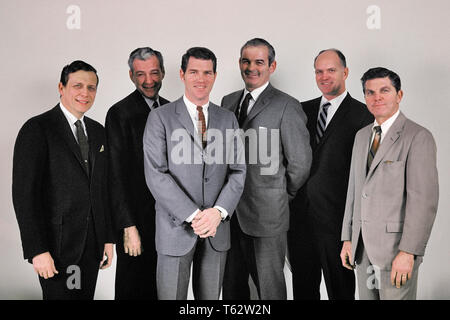 1960 SIX HOMMES D'UN GROUPE EXÉCUTIF TOUS LES BLANCS portant des costumes STANDING IN LINE SMILING AT CAMERA - kc3873 HAR001 SATISFACTION HARS STUDIO SHOT BONNE SANTÉ 6 MANAGER COPIE ESPACE AMITIÉ PERSONNES demi-longueur de six hommes de confiance d'EXPRESSIONS CADRES middle-aged WOMAN EYE CONTACT SUCCÈS costume et cravate DE VENDRE LE BONHEUR GAI STYLES force puissante autorité FIERTÉ SOURIRES PROFESSIONS CONSEIL D'ADMINISTRATION PATRONS JOYEUSE CONNEXION divers gestionnaires élégant mode mi-homme mi-ADULTES VENDEURS ADULTES solidarité ethnique Caucasienne HAR001 old fashioned Banque D'Images