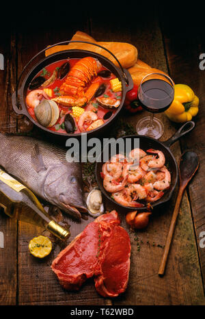 1980 STILL LIFE OF ITALIAN CIOPPINO RAGOÛT DE POISSON D'ORIGINE DE SAN FRANCISCO NOTAMMENT LA CREVETTE HOMARD PALOURDES ET LANGOUSTINES POISSONS PAVÉ DE BOEUF - KF25129 LAF002 HARS crevettes crues CA HUÎTRES USTENSILE APPÉTIT DE CHAIR MORTE CONCEPTUEL NOURRITURE GAZON VIN ROUGE VARIÉTÉ DIVERS CUISINE PALOURDES RAGOÛT COPIEUX OPULENCE SAN FRANCISCO CIOPPINO VARIÉ POIVRONS MOULES diverses protéines PORTERHOUSE T-BONE CLAM DÉMODÉ NOURRISSANT DE FRUITS DE MER CRUSTACÉS ORIGINE CONFIGURATION BATEAU Banque D'Images