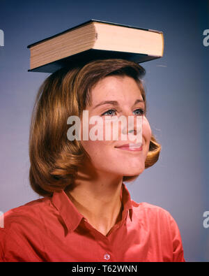 Années 1960 Années 1970 SMILING WOMAN ADOLESCENTS ÉQUILIBRE ET D'ÊTRE ÉLÉGANT ET ACHAT DE LIVRES SUR LA TÊTE - kg2030 HAR001 HARS 1 JEUNES ADULTES DU VISAGE JUVÉNILE RÉSUMÉ ÉQUILIBRE HEUREUX JOIE SATISFACTION DE VIE FEMMES STUDIO SHOT ACCUEIL VIE CHERS PERSONNES INSPIRATION ADOLESCENTE EXPRESSIONS CONFIANCE SUCCÈS D'ÉQUILIBRAGE BONHEUR Jolie tête et épaules force et agilité JOYEUSE STRATÉGIE CHOIX DIRECTION LOISIRS PROGRÈS PRIDE LE SOURIRE joyeux équilibre conceptuel Réalisation d'adolescents mineurs Croissance Maturité élégantes SOLUTIONS RELAXATION JEUNE FEMME adulte, l'origine ethnique caucasienne HAR GRACIEUX001 Banque D'Images