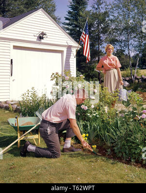 1960 HOMME FEMME COUPLE JARDIN DE FLEURS JARDIN DE TRAVAIL GARAGE DRAPEAU AMÉRICAIN NOSTALGIE AMERICANA - kg3246 LAW001 HARS VIEUX TEMPS NOSTALGIE ANCIENNE MODE DE VIE D'ÉQUIPE Les femelles SATISFACTION conjoint marié ÉPOUX GROWNUP HOME LIFE UNITED STATES COPIE Espace demi-longueur CHERS PERSONNES DES PLANTES MÂLES PARTENAIRE AMERICANA AMÉRIQUE DU NORD AMÉRIQUE DU NORD OBJECTIFS jardinier en été la fierté de l'occupation des lits de fleurs JARDIN ARROSOIR BROUETTE CRÉATIVITÉ COOPÉRATION SYMBOLIQUE MI-CROISSANCE DES PROFILS MID-ADULT MAN MID-ADULT WOMAN Solidarité Femmes old fashioned Banque D'Images