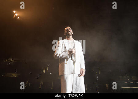 Marco Mengoni vu en live sur scène à la Pala millares de Turin au cours de sa tournée 2019 Atlantico. Banque D'Images