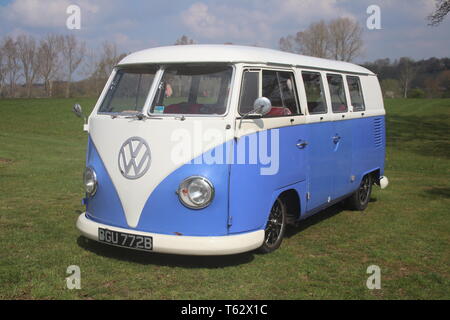 Un rétro classique VW VOLKSWAGEN BUS CAMPING-CAR Banque D'Images