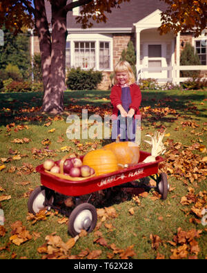 1960 Petite fille blonde TIRANT RED WAGON PLEIN DE POTIRONS POMMES récolte le maïs en épi DANS LA COUR AVANT SUBURBAN HOUSE - KH1737 HAR001 HARS BLONDE HEUREUX JOIE SATISFACTION DE VIE SANTÉ FEMMES CÉLÉBRATION DE LA VIE DE L'ESPACE DE COPIE POMMES pleine longueur BONHEUR SUCCÈS CONFIANCE force joyeuse excitation CITROUILLES PROGRÈS FIERTÉ DE DE sourire joyeux conceptuel les feuilles tombées élégant la croissance des juvéniles de cour avant l'origine ethnique caucasienne HAR001 old fashioned Banque D'Images