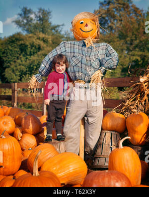 Années 1950 Années 1960 PEU SMILING BRUNETTE GIRL HUGGING ÉPOUVANTAIL AU MILIEU DE TAS DE CITROUILLES LOOKING AT CAMERA - KH2646 HAR001 HARS MYSTÈRE ÉQUILIBRE HEUREUX JOIE CÉLÉBRATION VIE SANTÉ EN MILIEU RURAL LES FEMMES OCCUPENT TOUTE LA LONGUEUR DES EXPRESSIONS DE CONFIANCE L'AGRICULTURE CONTACT OCULAIRE BRUNETTE BONHEUR aventure joyeuse excitation FORCE CITROUILLES LOISIRS PATCH épouvantail de sourire joyeux CONCEPTUEL CONNEXION Marché ferme élégante la croissance des juvéniles d'OCTOBRE 31 OCTOBRE AU MILIEU DE L'unité de l'origine ethnique caucasienne HAR001 old fashioned Banque D'Images