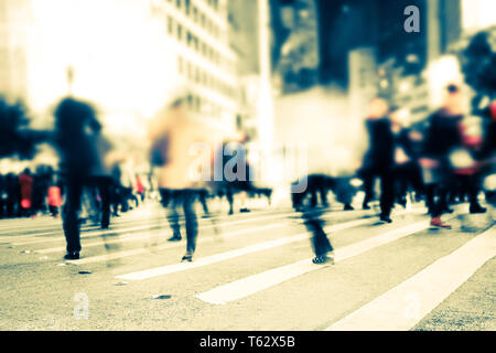 Image floue des piétons se déplaçant sur zebra piétons situé à ville surpeuplée. Tilt Shift, résumé contexte urbain. Hong Kong Banque D'Images